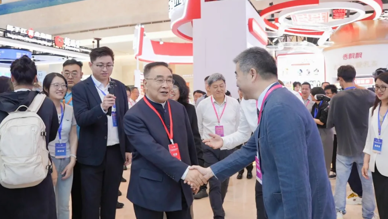 张伯礼院士亲临领导 2028·体育官网藏药荣膺#中药现代化三十年#双项示范殊荣